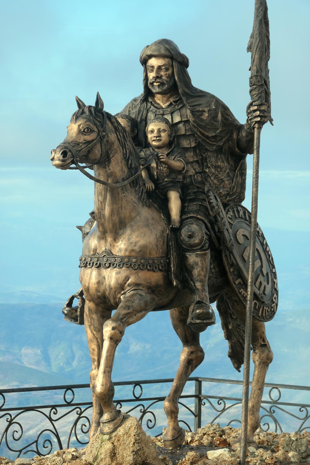تمثال عباس بن علي جبل تومور
