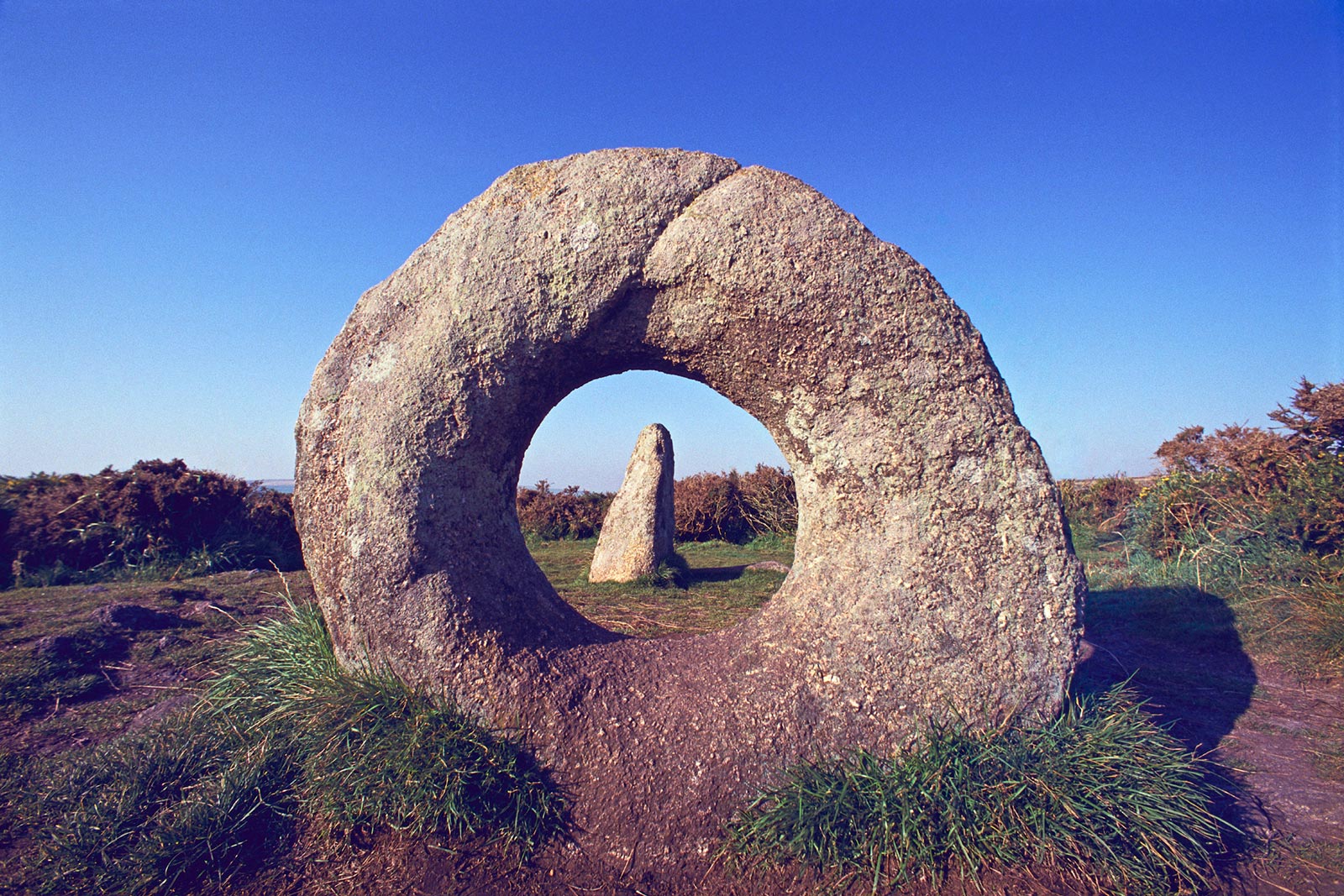 Män-an-Tol megalitisk sten, Cornwall, England