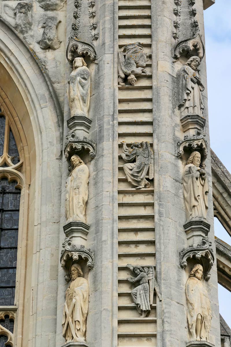 Bath Cathedral, sculpturen aan de zijkanten van de voorkant van de kathedraal die engelen laten zien die naar de hemel klimmen