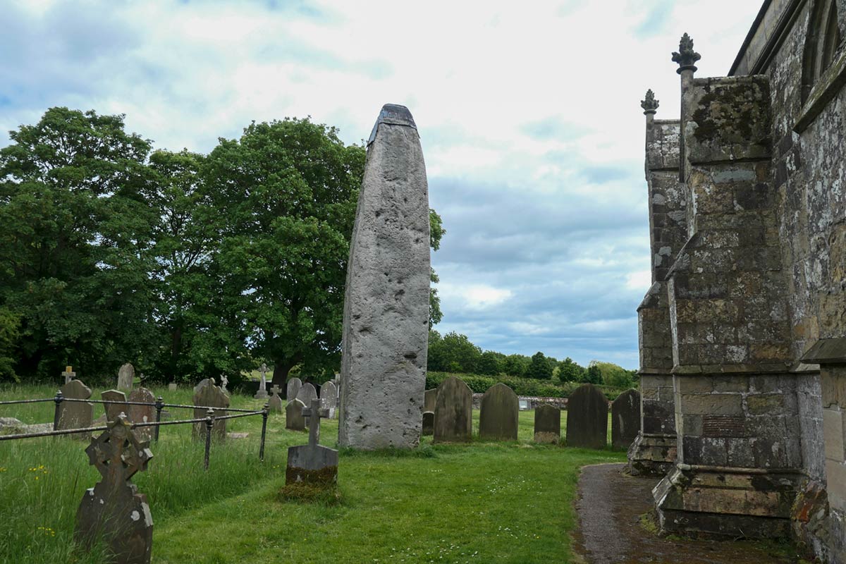 Rudston Church och forntida monolit på kyrkogården