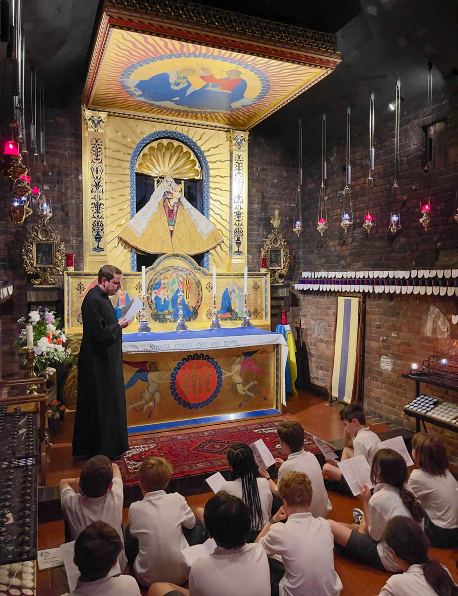 Priester met studenten en wonderbaarlijke icoon van Maria, heiligdom van Onze-Lieve-Vrouw van Walsingham