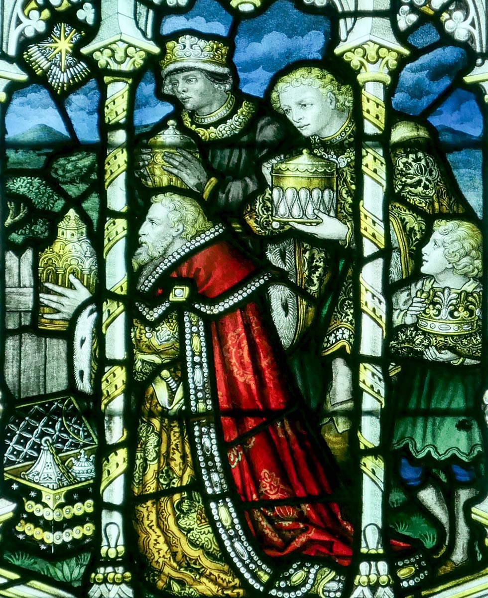 Wells Cathedral, gebrandschilderd glas van drie Wijzen die geschenken aanbieden aan Jezus