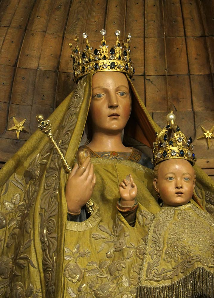 Katedralen i Notre Dame, Chartres, svart Madonna som håller baby Jesus, inuti katedralen