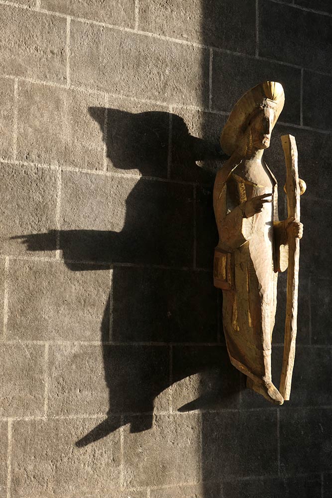 कैथेड्रल ऑफ नोट्रे डेम, ले पुय, कैथेड्रल की दीवार पर तीर्थयात्री के रूप में सेंट जेम्स की प्रतिमा