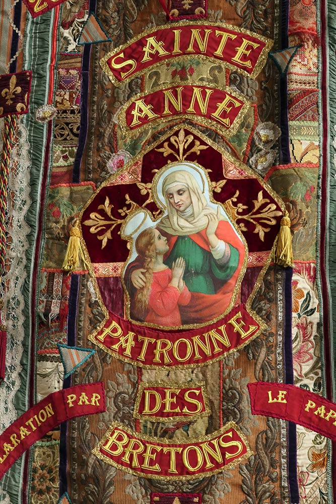 Sainte Anne d'Auray, Basilika der Heiligen Anna, Wandteppich in der Basilika hängen
