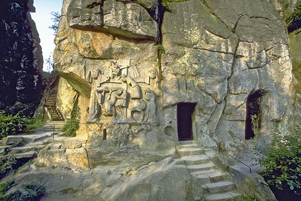 Hormako eskulturak eta Alemaniako Externsteineko Grottos