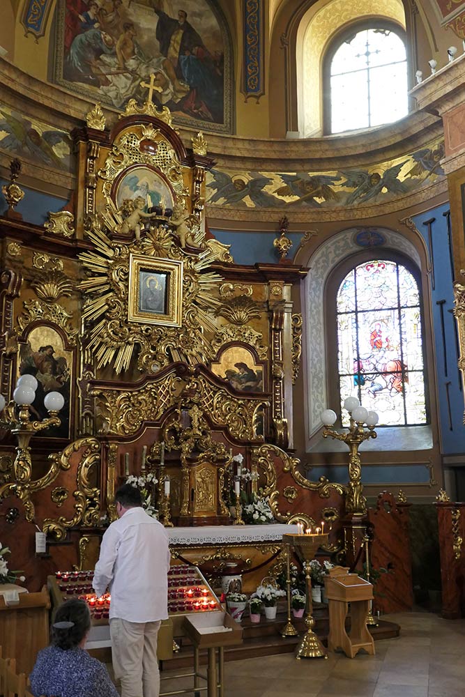 Mariapocs, Basilica of Our Lady of Mariapocs, pilgrimer framför helig ikon