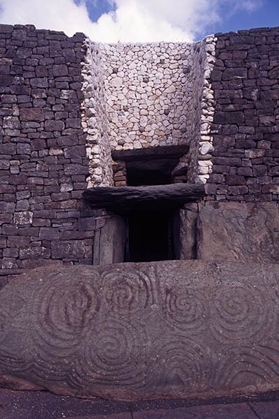 Sisäänkäynti Newgrange-megaliittiseen Cairiin