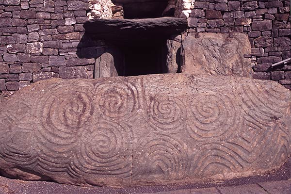 Veistetty kivi sisäänkäynnin kohdalla Newgrange Megalithic Cairn