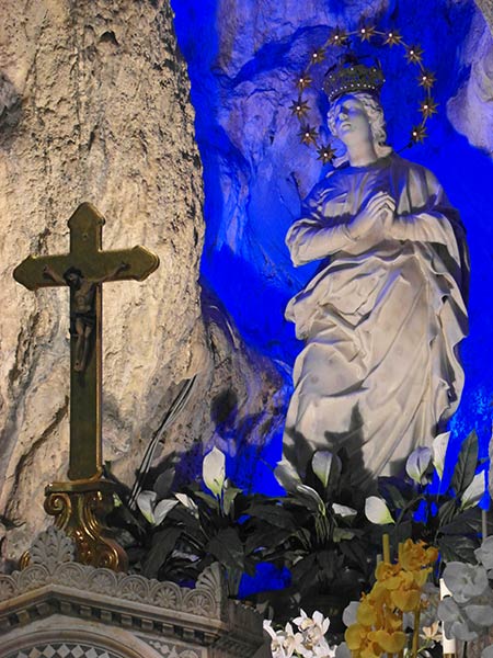 sicilia palermo santuario santa rosalia montepellegrino maría con luz azul
