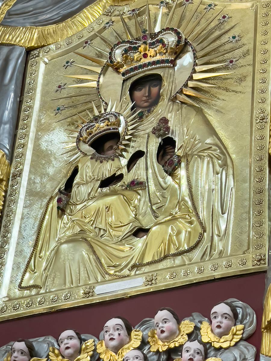 Ícone milagroso de Maria segurando o menino Jesus na Basílica de Aglona