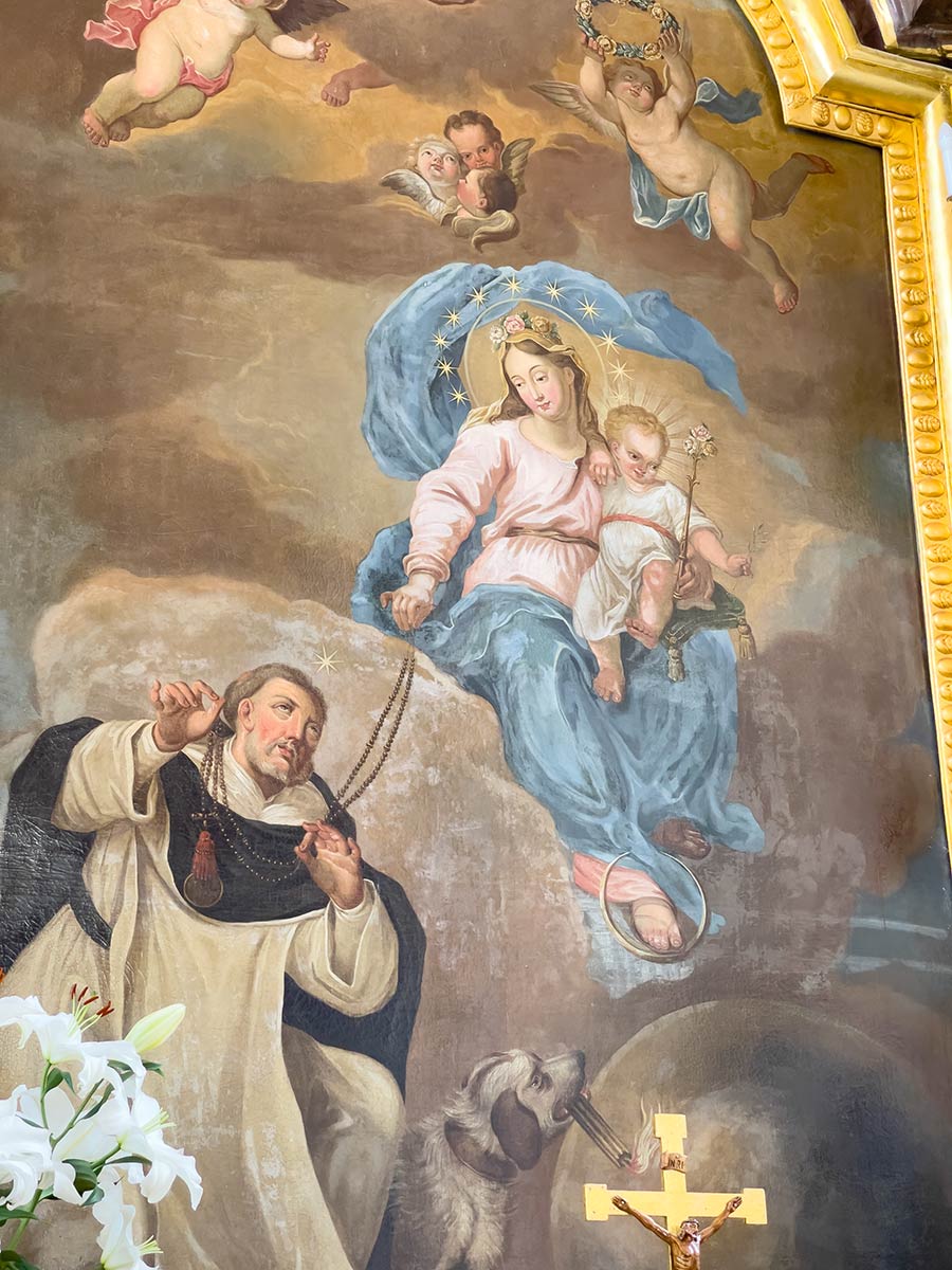 Pasienen kirkko, katossa maalaus Mariasta pitelemässä Jeesus-lapsia