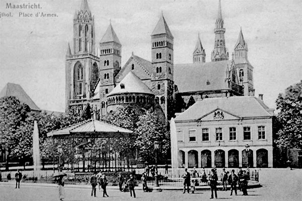 Photo de la basilique Saint-Servatius d'après une carte postale ancienne