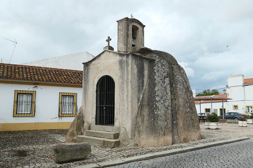 Анта де Павия - Часовня св. Диниса внутри мегалитического стоящего камня (менгир)