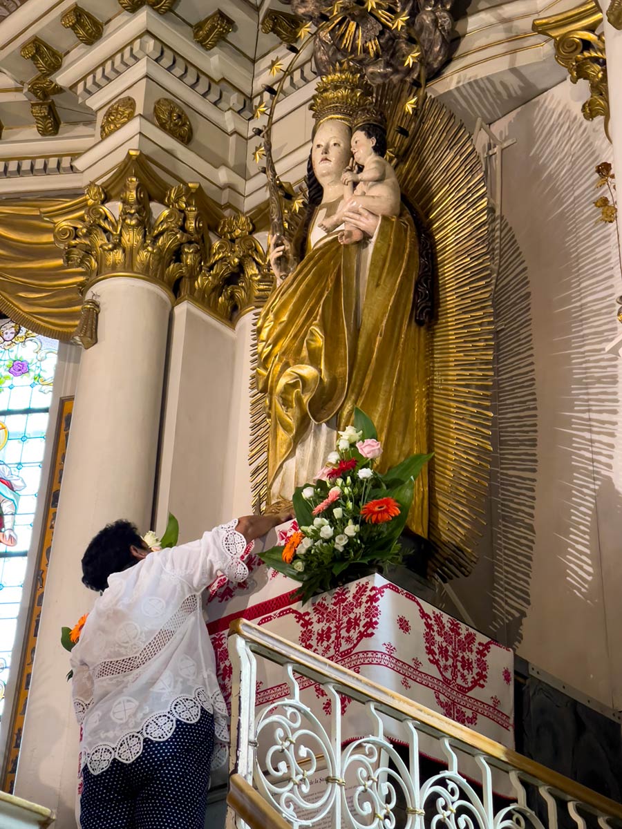 Csiksomlyo Manastırı, Miercurea Ciuc, Meryem Ana'nın Ziyaretinin mucizevi heykeline dokunan Hacı
