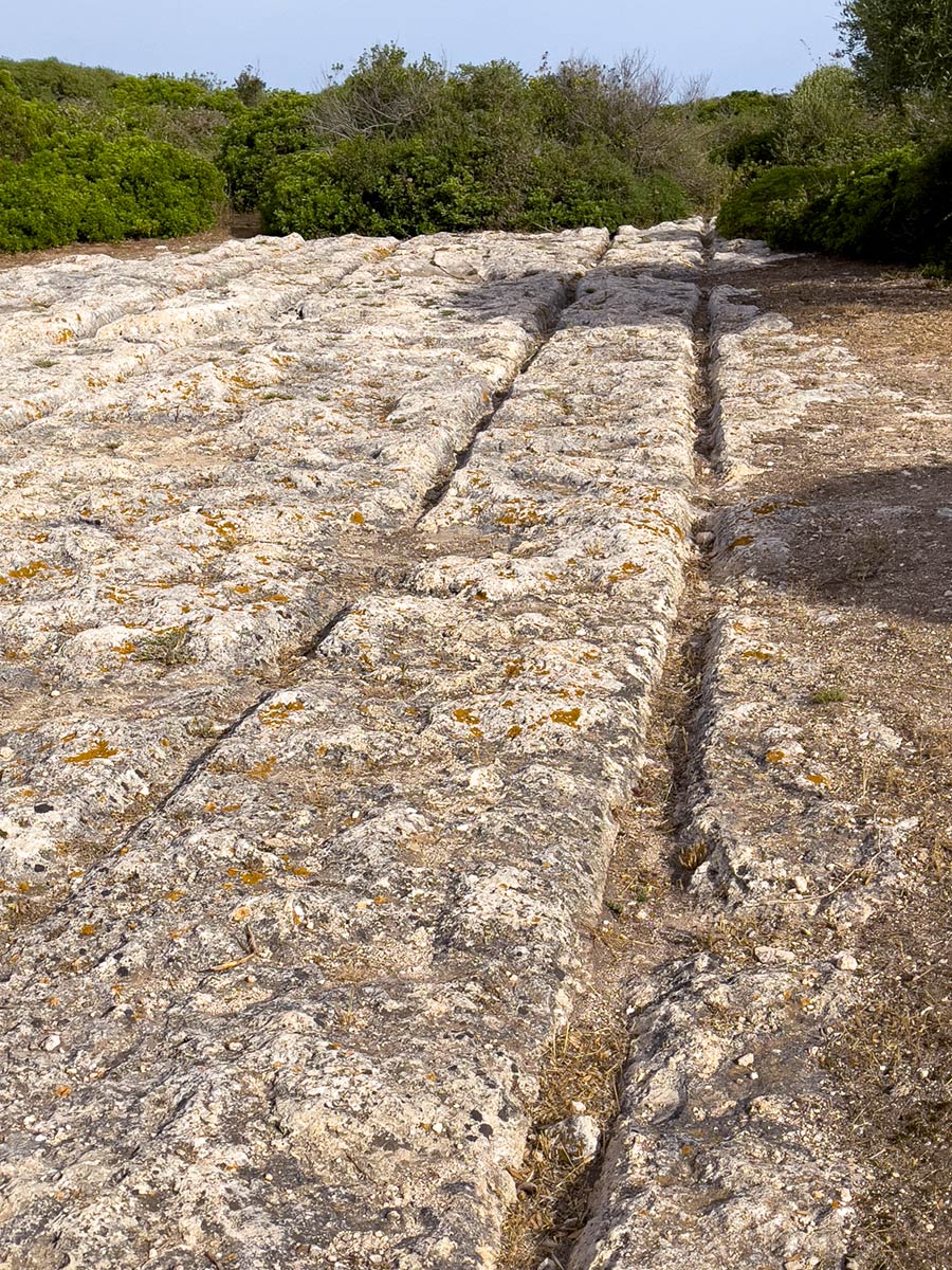 Outoja kalliokaiverruksia Necropoli di Su Crucifissu Mannussa