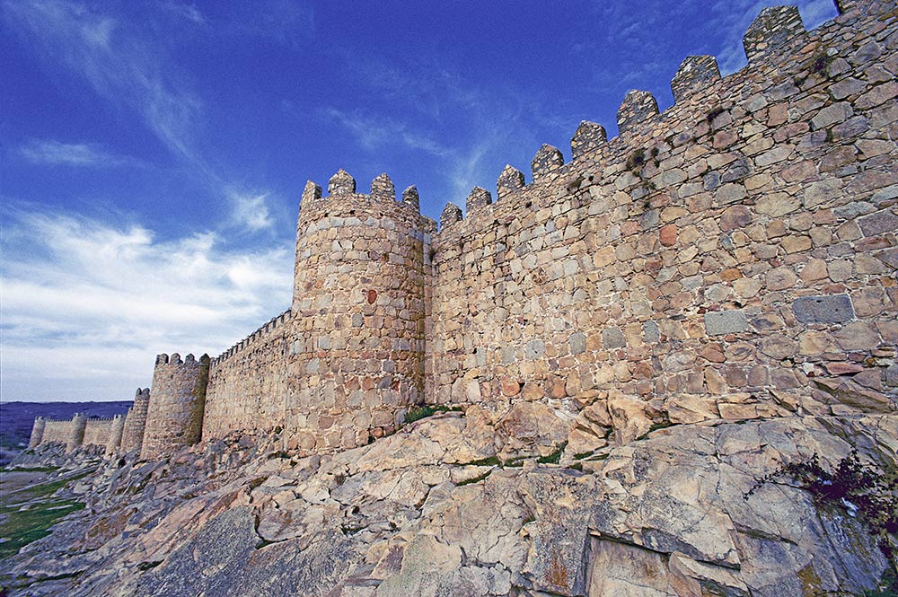 Avila, paredes maciças que cercam a cidade sagrada de Ávila