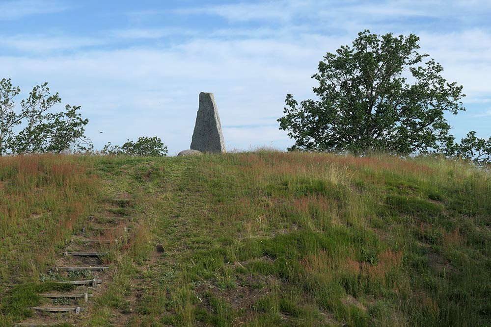 Inglinge hög megalithische heuvel en menhir