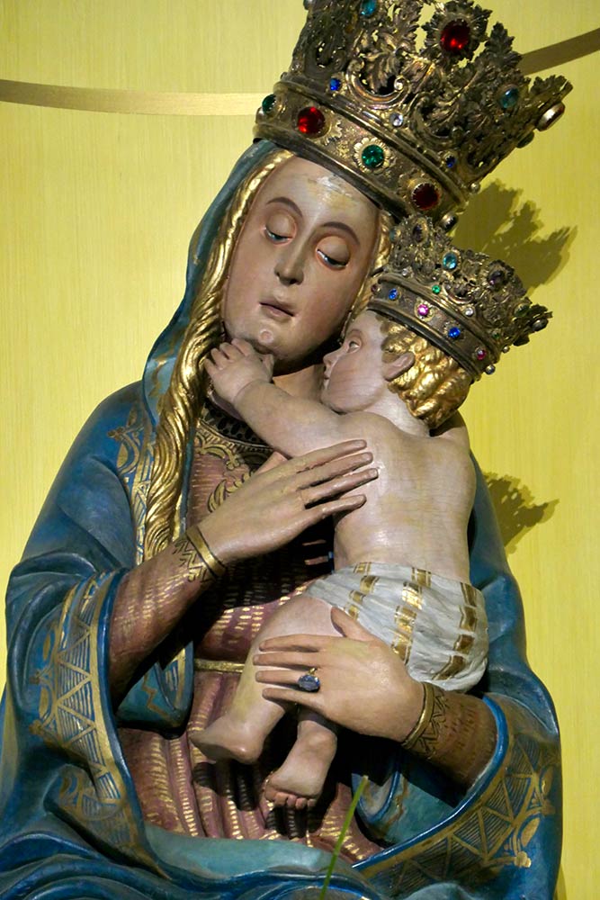سانتواريو ديلا مادونا ديل ساسو ، لوكارنو ، تمثال لمريم تحمل الطفل يسوع