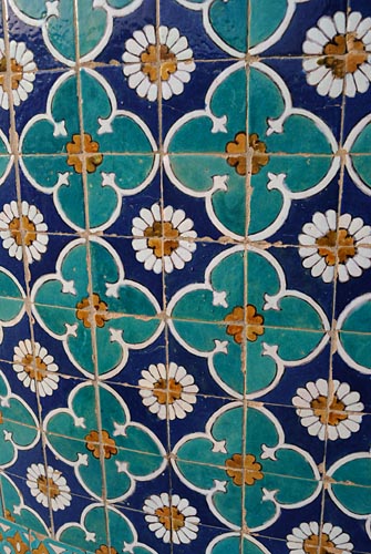 Azulejos en las paredes de la Mezquita Azul de Mazari Sharif