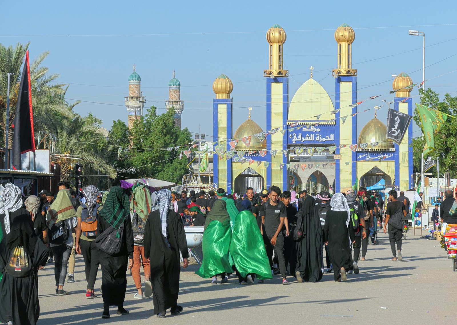 Pilgrimer som går till helgedomen Alhamza Alsharqi, Qadisiya