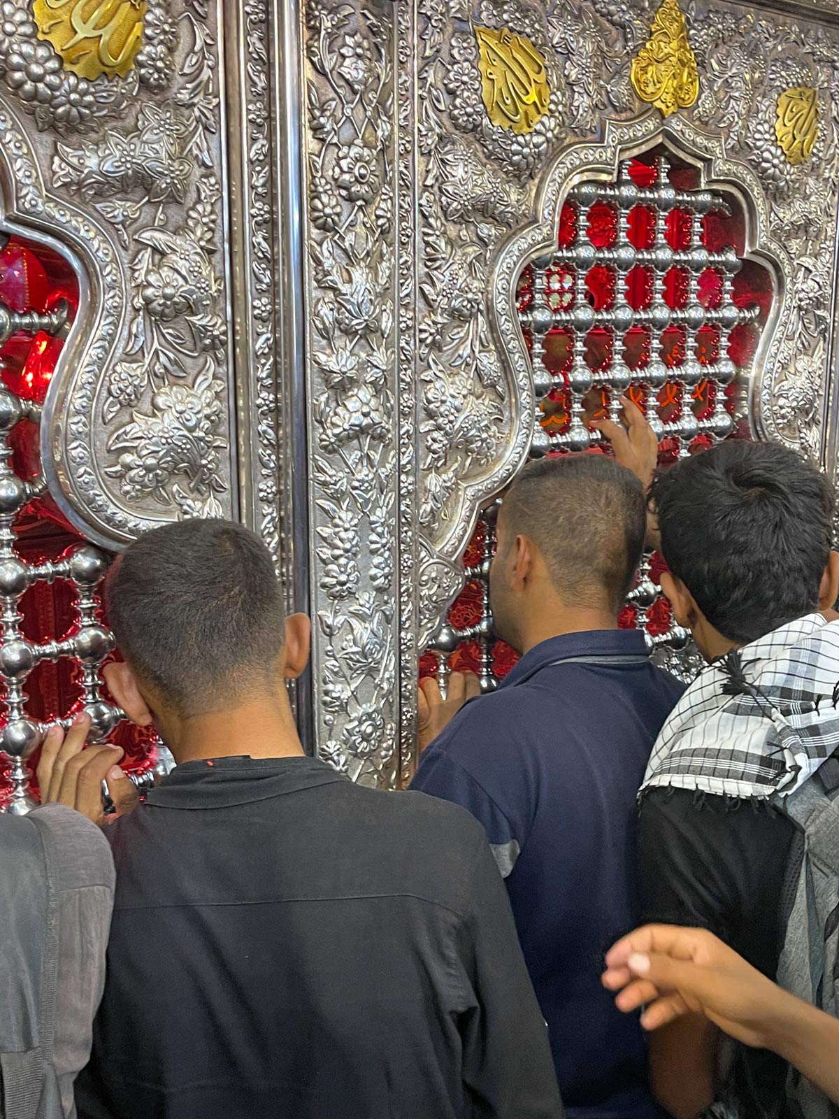 Pilgrimer vid mausoleet av Imam Hussein, Karbala
