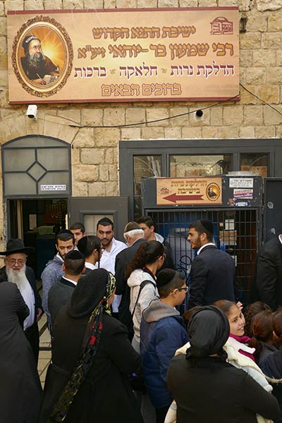 Peregrinos en la tumba del rabino Shimon Bar Yochai