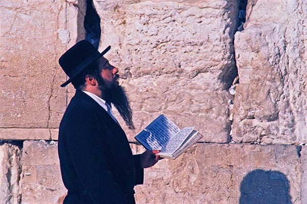 Juif hassidique en prière sur le mur des lamentations à Jérusalem