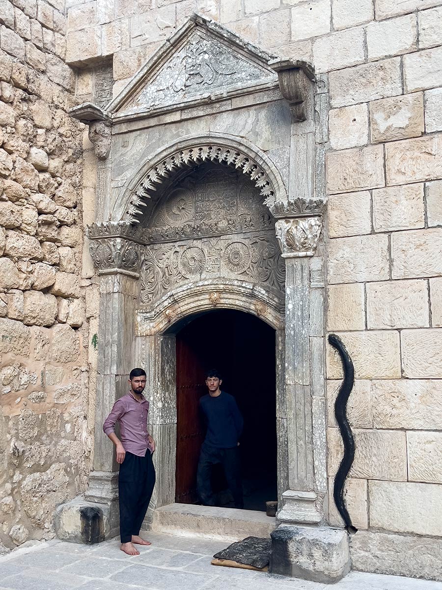 Entrada al santuario de Sheikh Adi ibn Musafir (templo Yazidi), Lalish