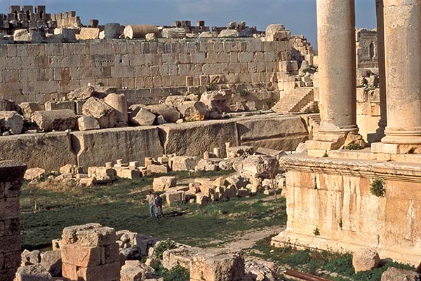 Alla base del muro più lontano, le grandi pietre di Baalbek