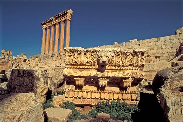 Estruturas romanas no sítio pré-romano de Baalbek