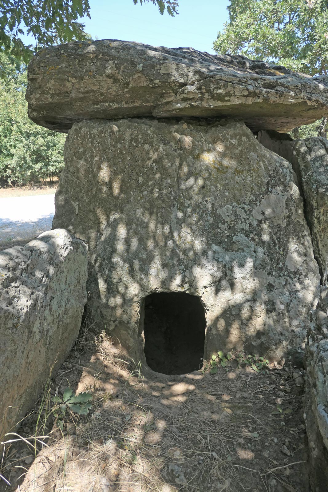 Vaysal yakınlarındaki dolmen