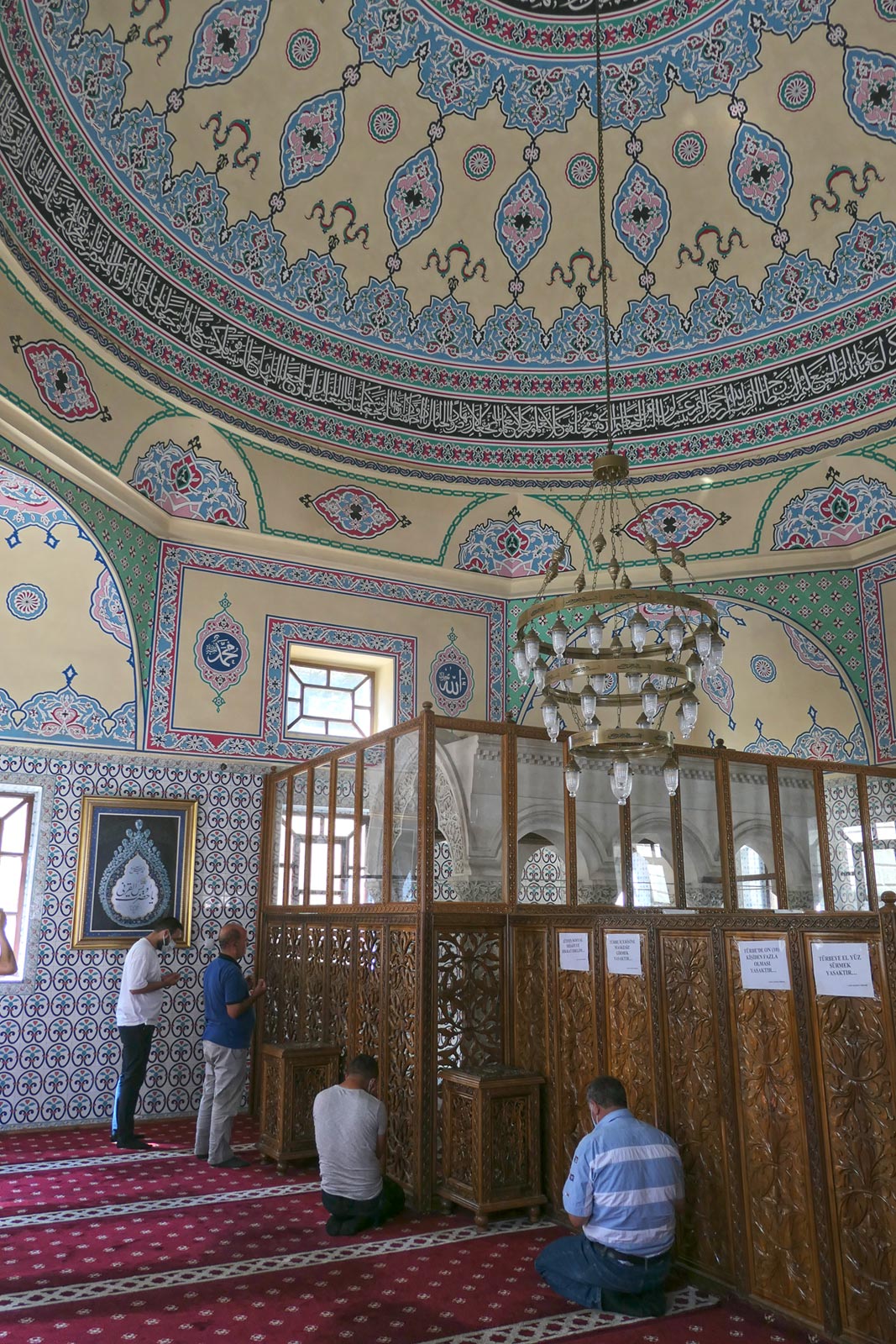 Peregrinos rezando no Santuário de Veysel Karani, Ziyarat