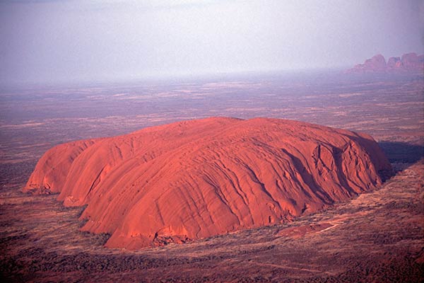 Uluru (Ayers Rock) con Kata Tjuta (The Olgas) en la distancia, Australia